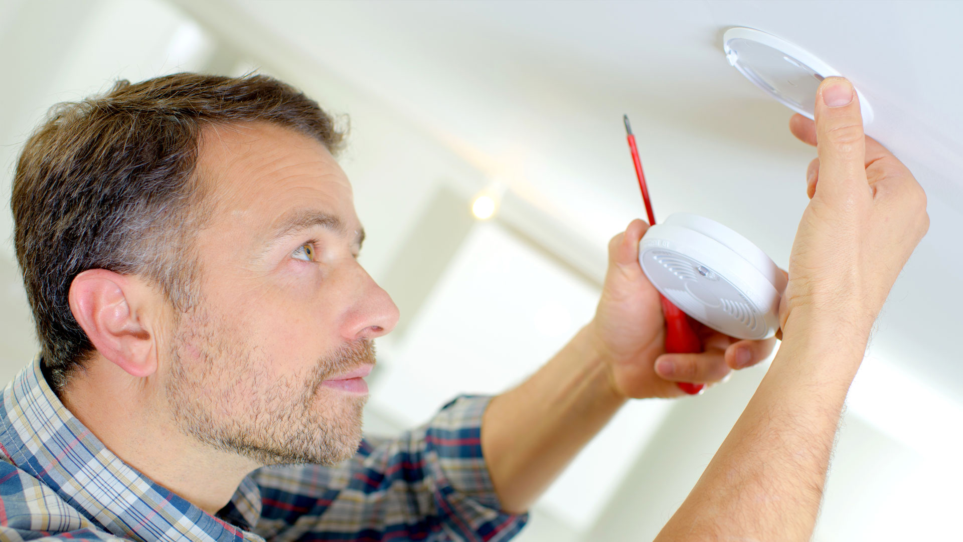 installing-smoke-detector